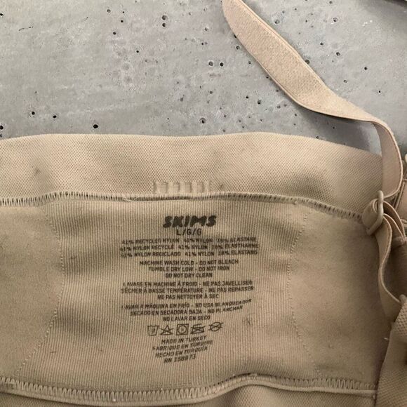 Skims Seamless Sculpt Bandeau - Picture 4 of 4